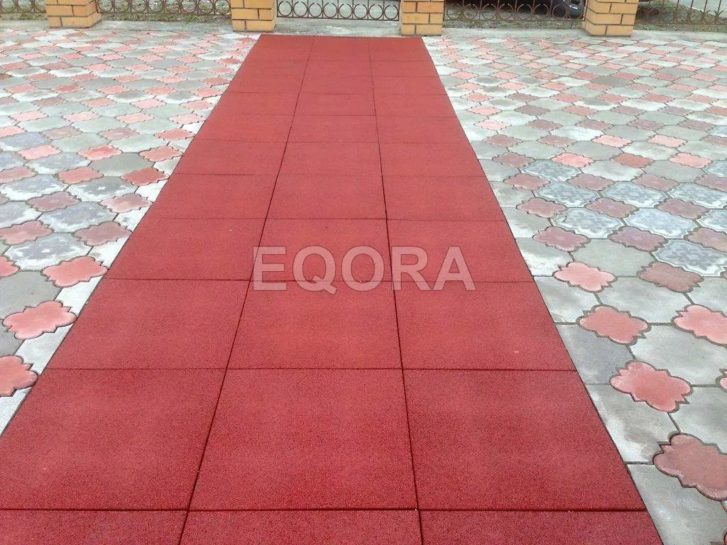Резиновое покрытие для двора частного дома из резиновой крошки в Пласте